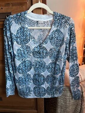 NIC+ZOE Blue and White V-Neck Patterned Sweater